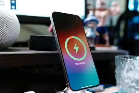 渭南苹果15换屏服务分享用什么充电器给iPhone15充电更好 